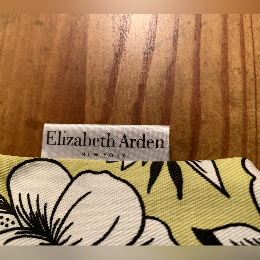 Elizabeth Arden Cosmetic Bag - Picture 3 of 8